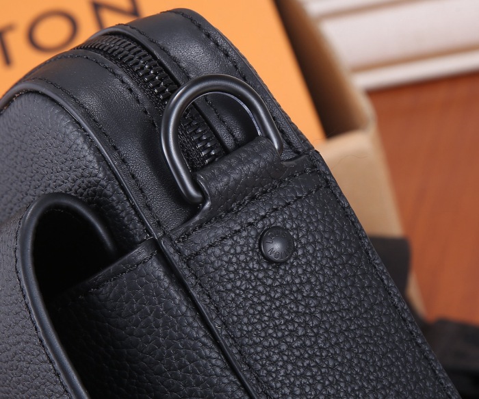 Louis Vuitton Men Shoulder Bags M22482 23.5*18*7cm