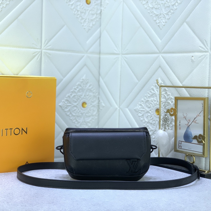 Louis Vuitton M83563 Pilot Shoulder Bags Size 20*12*5cm