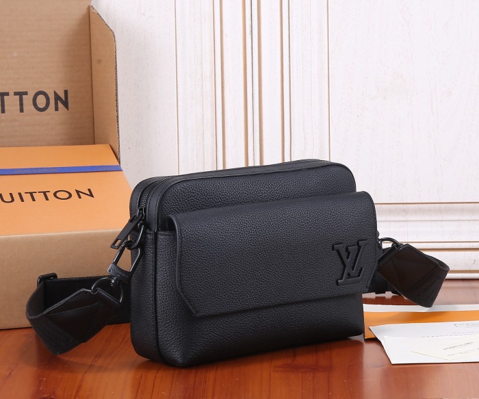 Louis Vuitton Men Shoulder Bags M22482 23.5*18*7cm