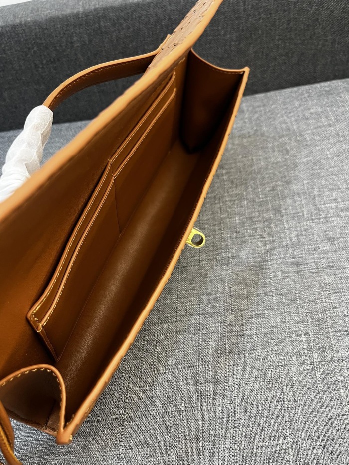 Bottega Veneta Andiamo Clutch 30*13*4cm
