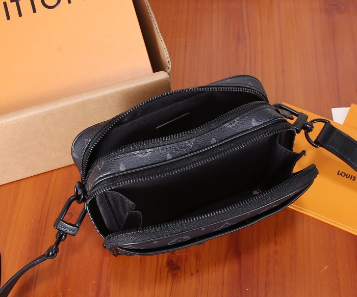 Louis Vuitton M82542 Alpha Shoulder Bags Size 11*18*6cm