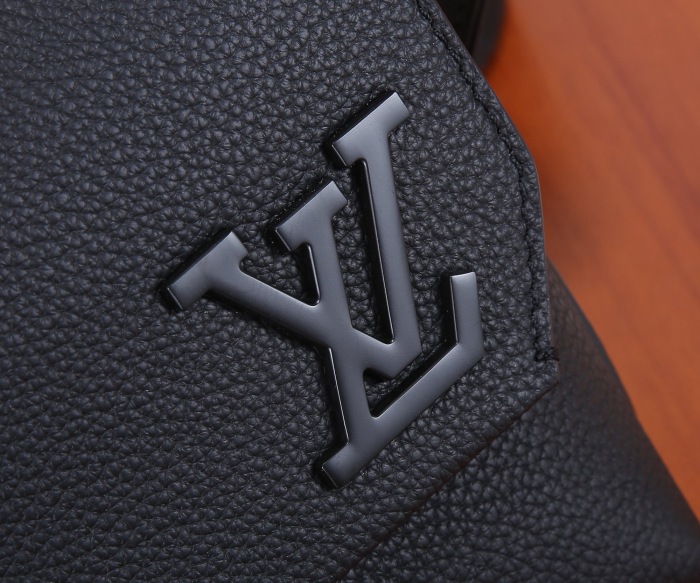 Louis Vuitton Men Shoulder Bags M22482 23.5*18*7cm