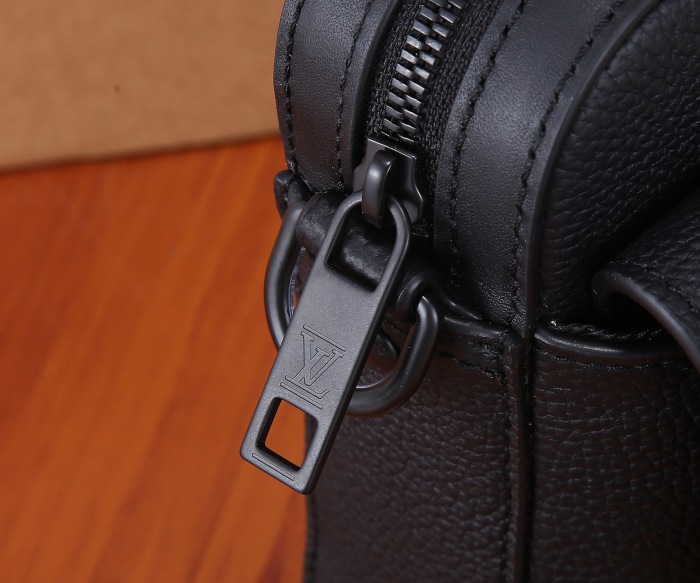 Louis Vuitton Men Shoulder Bags M22482 23.5*18*7cm