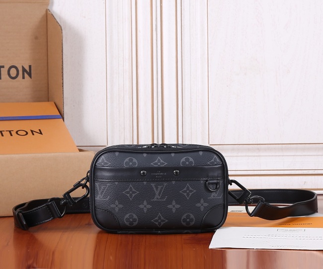 Louis Vuitton M82542 Alpha Shoulder Bags Size 11*18*6cm