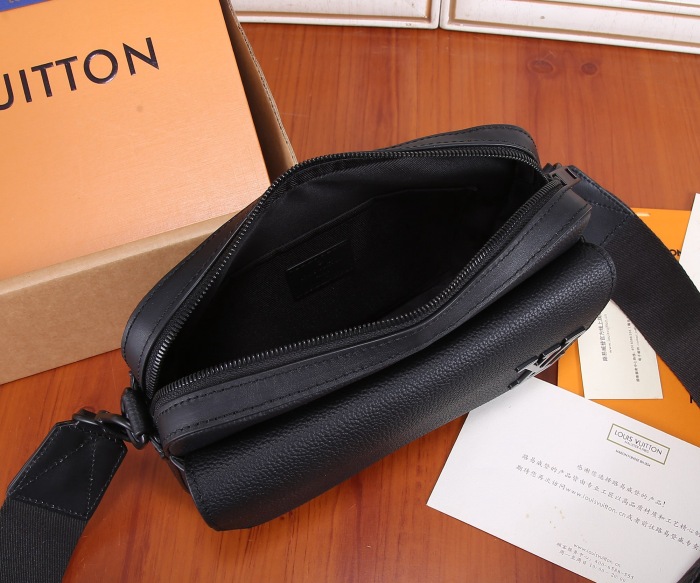 Louis Vuitton Men Shoulder Bags M22482 23.5*18*7cm