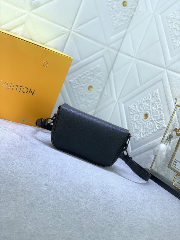 Louis Vuitton M83563 Pilot Shoulder Bags Size 20*12*5cm