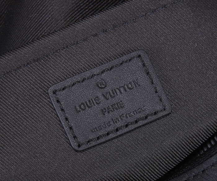 Louis Vuitton Men Shoulder Bags M22482 23.5*18*7cm