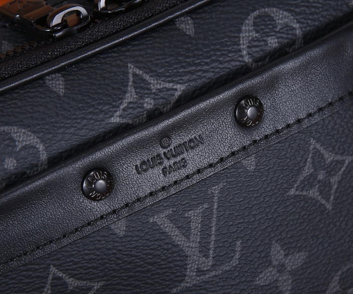 Louis Vuitton M82542 Alpha Shoulder Bags Size 11*18*6cm