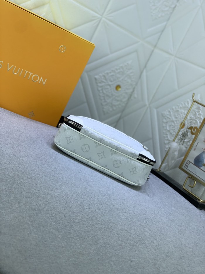 Louis Vuitton M31069 Alpha Shoulder Bags Size 11*18*6cm