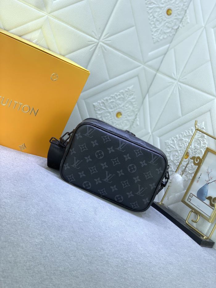 Louis Vuitton M46955 Alpha Shoulder Bags Size 11*18*6cm