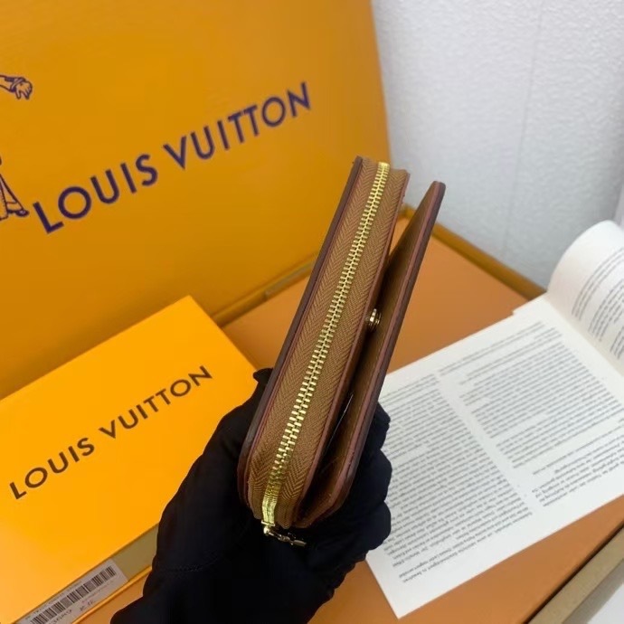 Louis Vuitton Women Card Holder M83689