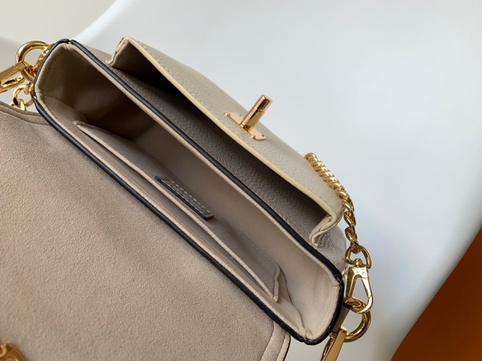 Louis Vuitton M58554 Lockme Tender Women Shoulder Bags Size 19*13*8cm