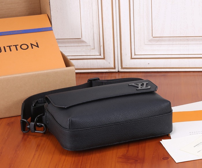 Louis Vuitton Men Shoulder Bags M22482 23.5*18*7cm