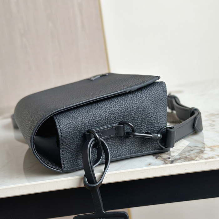 Louis Vuitton M82085 Fastline Wearable Wallet Men Bags Size 17.3*12*7cm