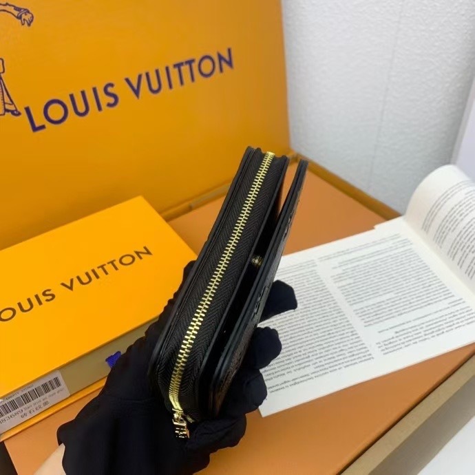 Louis Vuitton Women Card Holder M83689