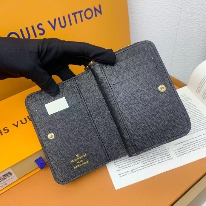 Louis Vuitton Women Card Holder M83689