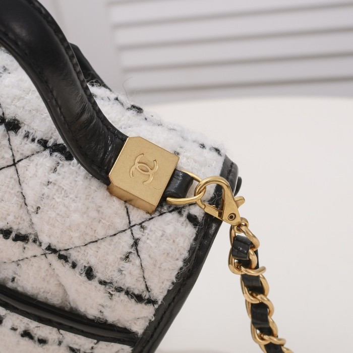 Chanel Chain Shoulder Bags Size 18*17*7cm Black White