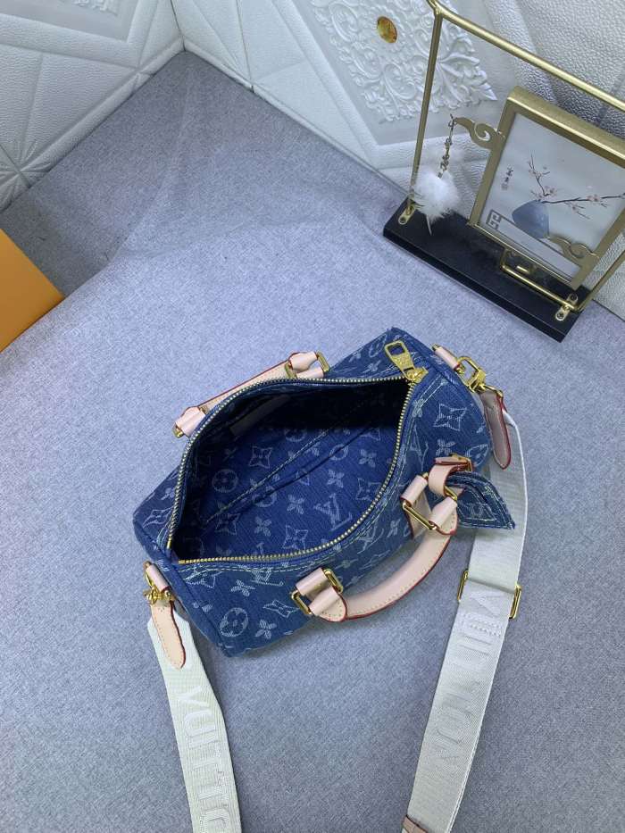 Louis Vuitton Monogram Eclipse Reverse Keepall 25 Travel Bags Size 25*15*11cm