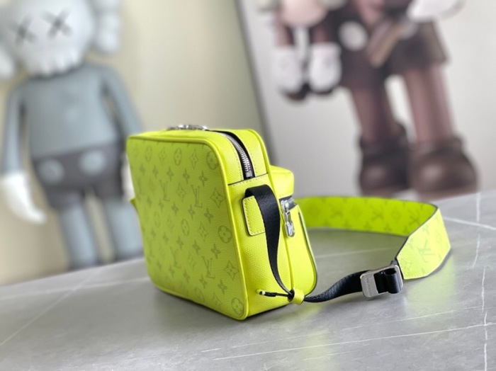 Louis Vuitton M30233 Outdoor Messenger Men Bags Size 29.5*20*10.5cm