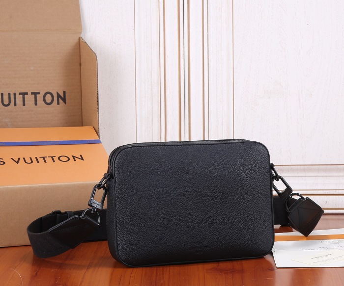 Louis Vuitton Men Shoulder Bags M22482 23.5*18*7cm