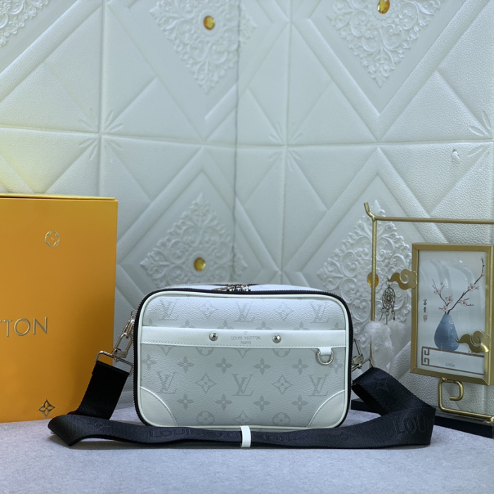 Louis Vuitton M31069 Alpha Shoulder Bags Size 11*18*6cm