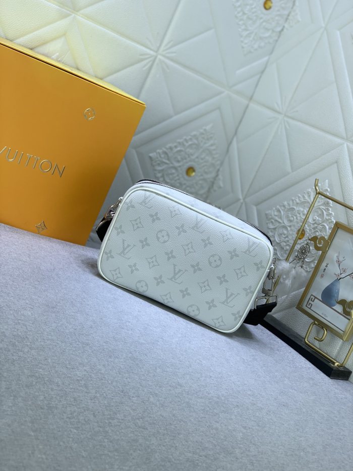 Louis Vuitton M31069 Alpha Shoulder Bags Size 11*18*6cm