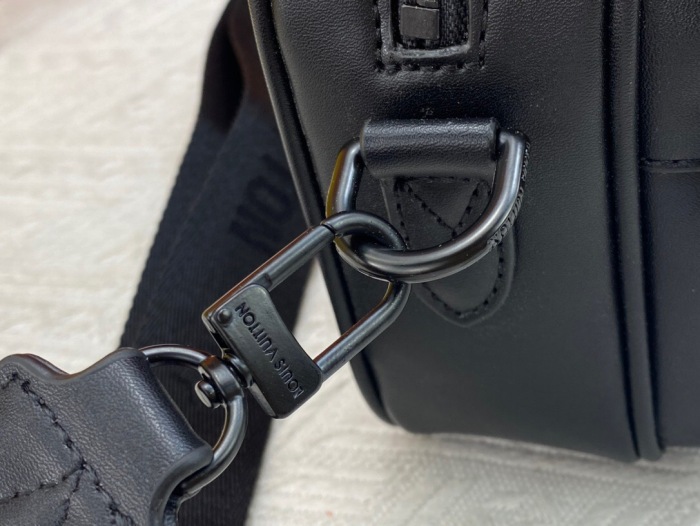 Louis Vuitton M22495 Comet Men Bags Size 21.5*14*7.5cm