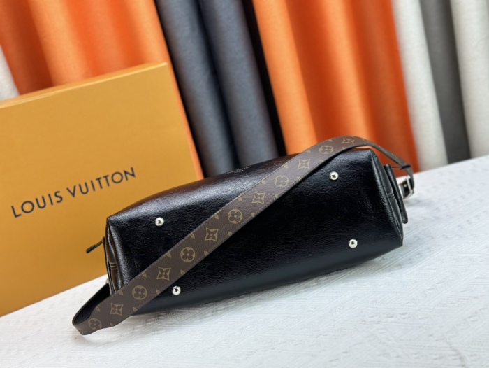 Louis Vuitton M24861 CarryAll Cargo Shoulder Bags Size 33*23*15cm