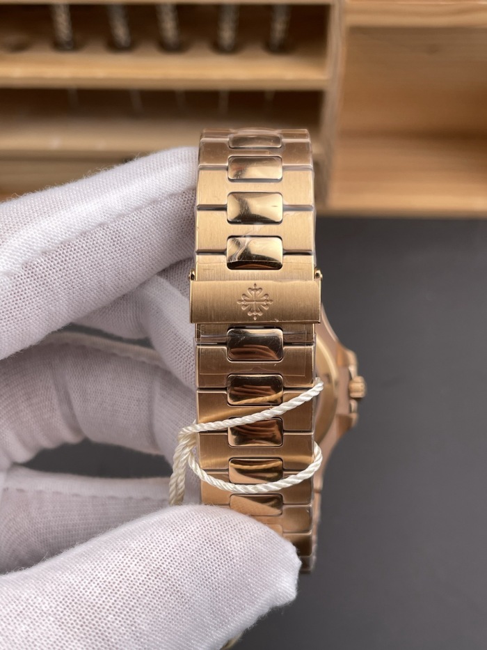 Patek Philippe Nautilus ref 5711/1R‑001 40mm Rose Gold
