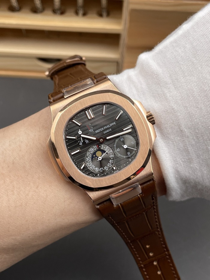Patek Philippe Nautilus ref. 5712/1R‑001 40mm Rose Gold