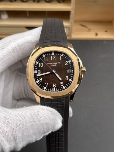 Patek Philippe Aquanaut ref 5167R‑001 40mm Rose Gold