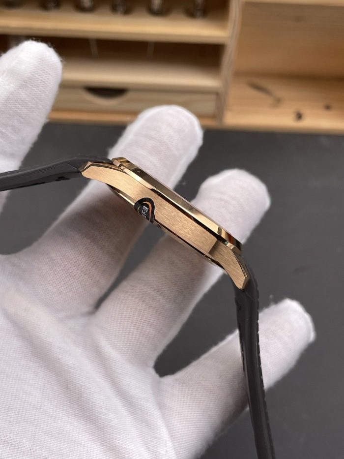 Patek Philippe Aquanaut ref 5167R‑001 40mm Rose Gold