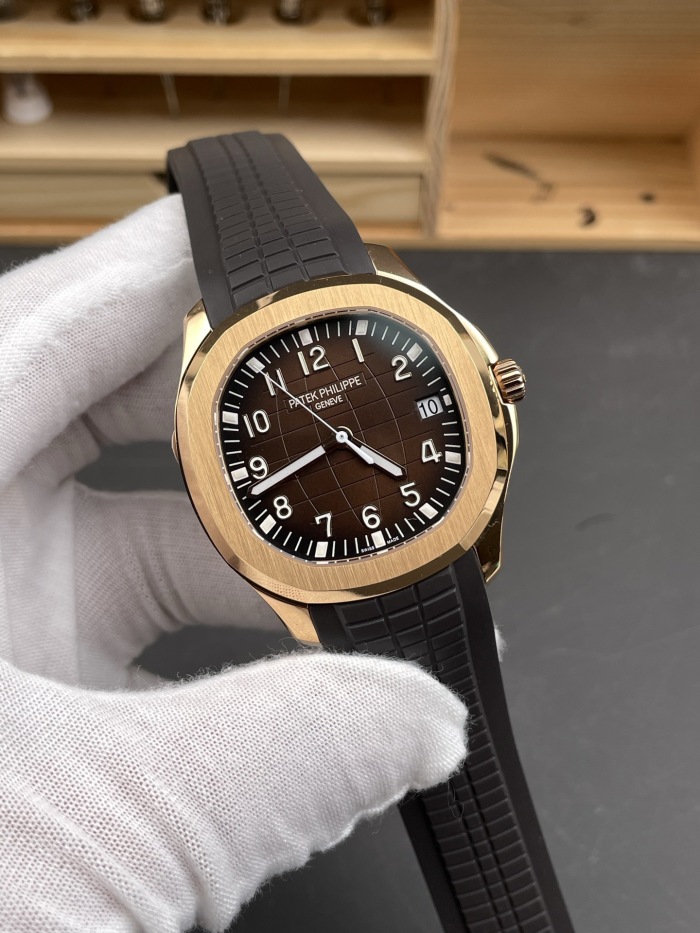 Patek Philippe Aquanaut ref 5167R‑001 40mm Rose Gold