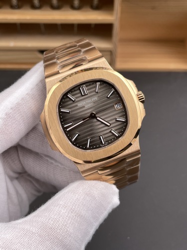 Patek Philippe Nautilus ref 5711/1R‑001 40mm Rose Gold