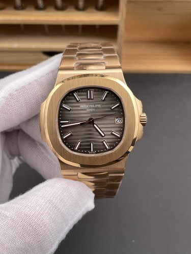 Patek Philippe Nautilus ref 5711/1R‑001 40mm Rose Gold