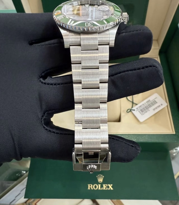 Rolex Submariner 40mm Stainless Steel 16610LV-93250