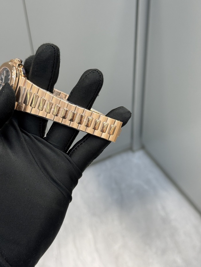 Patek Philippe Nautilus ref 5980/1R‑001 40.5mm Rose Gold
