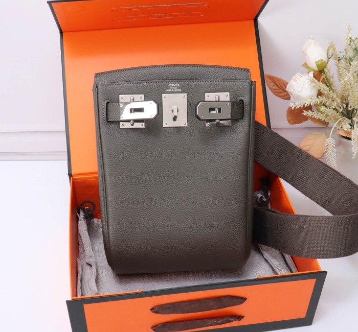 Hermes Hac a Dos 18 Etoupe Shoulder Bags Size 18*8*26cm