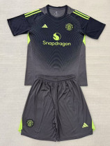 25-26 Man Utd Black GoalKeeper Kids Soccer Jersey (绿标)
