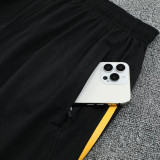 25/26 Man Utd Black Training Shorts Suit