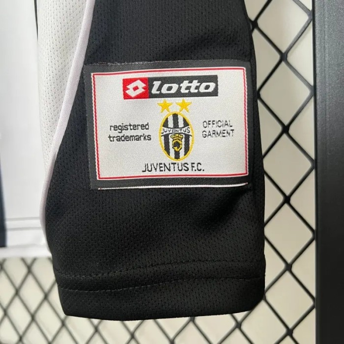 Juventus 2002-03 Home Retro Soccer Jersey - Fan Version