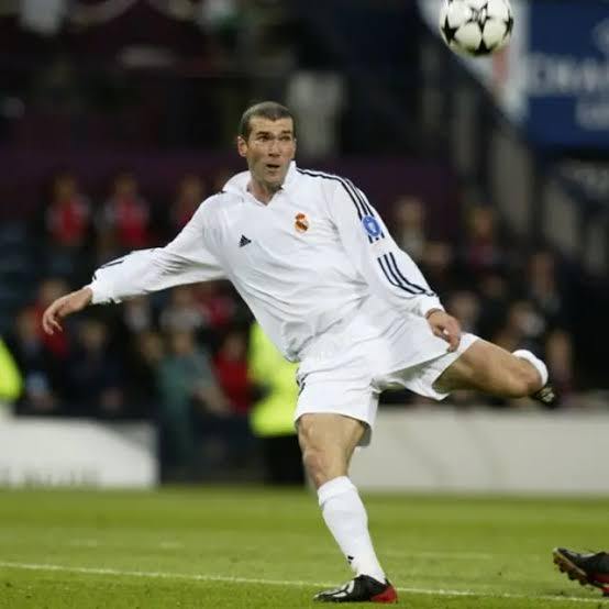 Long Sleeve Real Madrid 2002 Retro Home Soccer Jersey - Fan Version