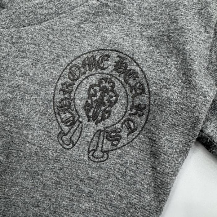 1:1 quality version Horseshoe Logo & Gothic CH Monogram Gray V-Neck Fitted T-Shirt 29096844