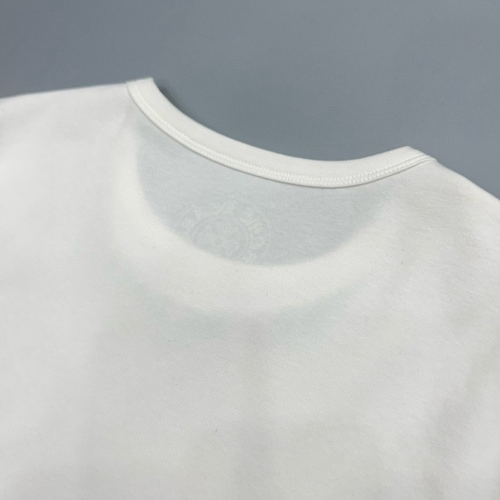 1:1 quality version Tongue Logo & Gothic Letter Neck Print White Cropped T-Shirt 2 colors 29096853