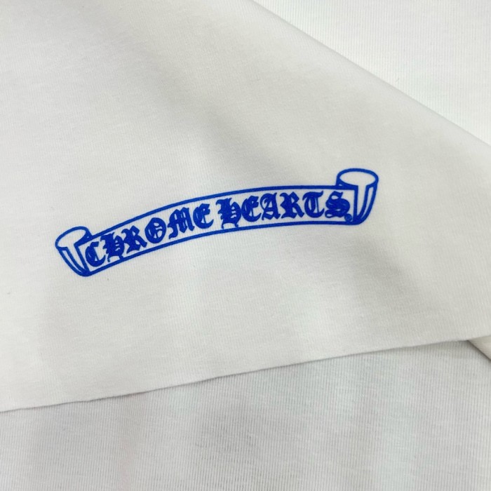 1:1 quality version Tongue Logo & Gothic Letter Neck Print White Cropped T-Shirt 2 colors 29096853