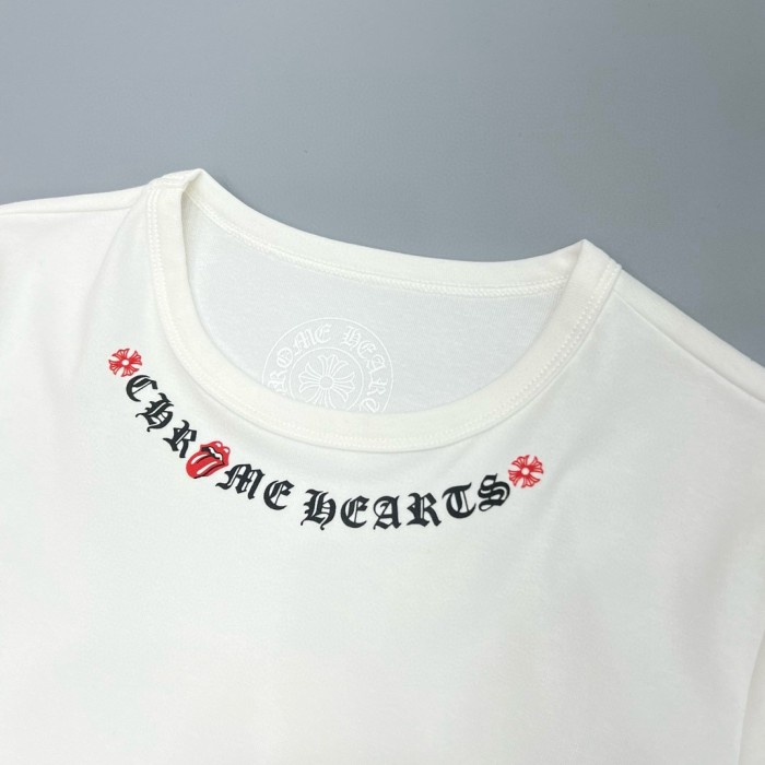 1:1 quality version Tongue Logo & Gothic Letter Neck Print White Cropped T-Shirt 2 colors 29096853