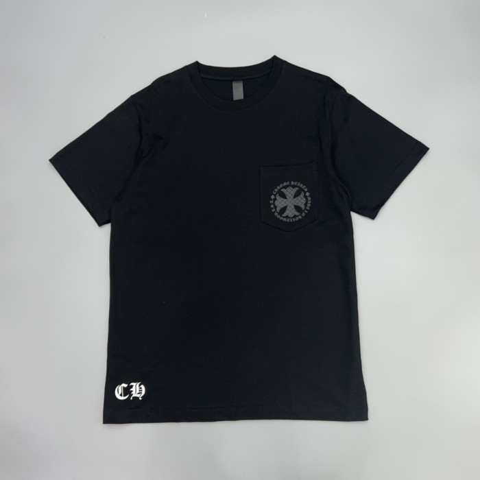 1:1 quality version Gothic Letter Monogram Cross Print Pocket T-Shirt 29094014