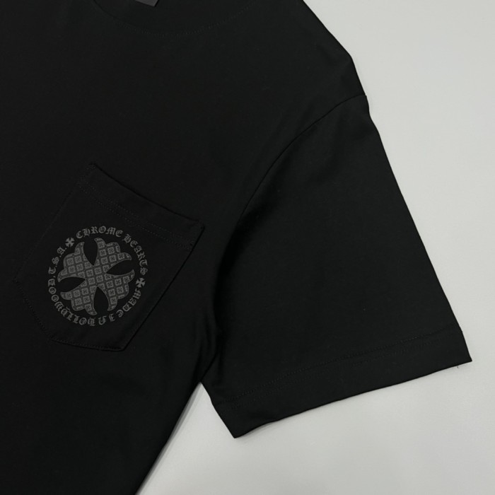 1:1 quality version Gothic Letter Monogram Cross Print Pocket T-Shirt 29094014