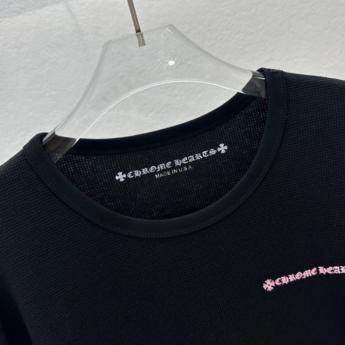 1:1 quality version Pink Cross & Gothic Letter Print Black Waffle Knit Long Sleeve T-Shirt 29105291
