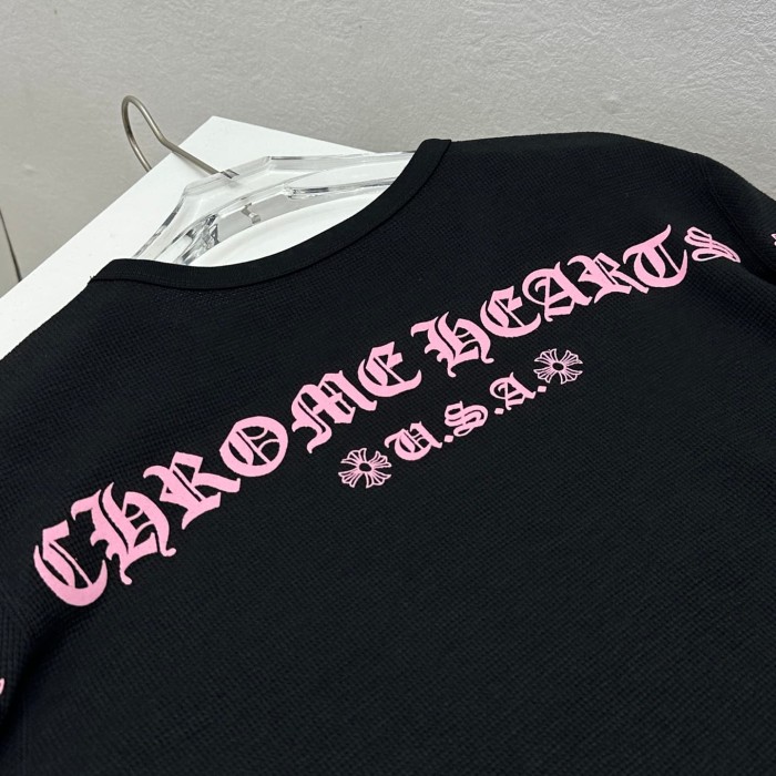 1:1 quality version Pink Cross & Gothic Letter Print Black Waffle Knit Long Sleeve T-Shirt 29105291